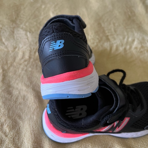 New Balance shoes. EUC Kids Size 13. - Picture 4 of 6